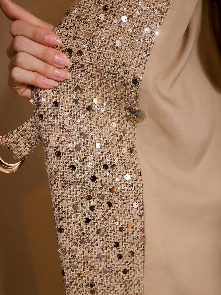 ABRIGO CON CUELLO DE SOLAPA DE LENTEJUELAS Y CINTURÓN CON HEBILLA D