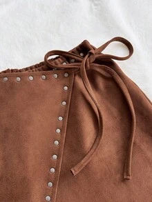 Soleia 女士秋冬假日系列美拉德棕色/深棕色短裤，麂皮面料，复古铆钉装饰系带裙裤，性感，适合约会、海滩度假、假日下午茶、海滨游轮度假、公路城市度假、波西米亚风度假、音乐节、嬉皮西部风等场合，室内外皆可穿着，四季皆宜。棕色麂皮短裤，铆钉短裤，棕色仿皮短裤。 - 棕色 - 查看 3