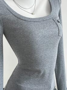 SHEIN Unity Graues geripptes Strick-T-Shirt mit Rundhalsausschnitt, bestickter Pferdetasche, schlanke Passform Langarm Lässig Shirt für Damen, Herbst/Winter, vielseitiger Retro-Stil für Zuhause, Schule, Büro, Alltag - Grau - Übersicht 5