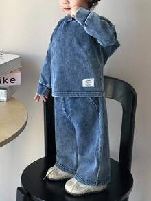 Conjunto de 2 piezas de sudadera con capucha de mezclilla informal y pantalones de ajuste holgado para bebé niño - Azul lavado medio - Ver 3