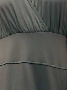 Nöista 优雅长款连衣裙，正面采用柔软垂坠设计，腰部线条流畅。无论是休闲春假装扮、派对造型，还是优雅场合，都能轻松驾驭。兼具舒适与精致，打造从日间到夜晚的百变造型。 - 卡其色 - 查看 7