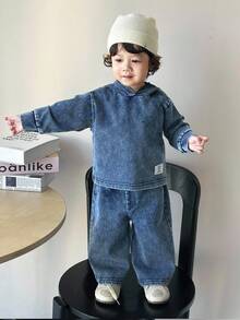 Conjunto de 2 piezas de sudadera con capucha de mezclilla informal y pantalones de ajuste holgado para bebé niño - Azul lavado medio - Ver 5