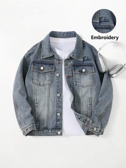这款时尚百搭的青少年男孩牛仔夹克采用经典浅蓝色牛仔面料制成，经久耐用，舒适贴身，展现休闲街头风格。实用的胸袋设计，提升了空间深度和功能性。独特的“Future”刺绣字样，彰显个性化。服装上的做旧细节，模仿自然穿着，打造别致造型。这款单品是打造男孩时尚造型的绝佳之选。