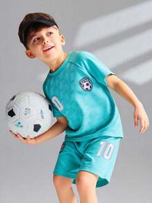 SHEIN 两件套：足球印花插肩袖 T 恤和短裤套装，适合年轻男孩的休闲装