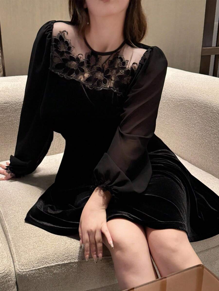 Flirla Gaun Ukuran Plus Elegan dengan Detail Renda Kontras dan Leher Berikat - Hitam - View 1