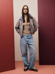 Nöista 这款高领拉链羽绒服采用现代格子图案设计，为女士冬季外套提供温暖时尚的选择；非常适合舒适的季节性叠穿、精致的日常造型、节日圣诞装扮和舒适的新年装束。 - 卡其色 - 查看 5