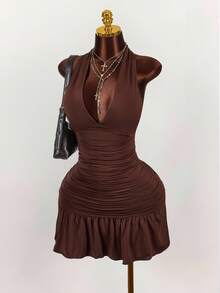 Amplova 时尚修身露背 V 领系带荷叶边下摆纯色迷你连衣裙，适合约会和日常穿着 - 棕色 - 查看 2
