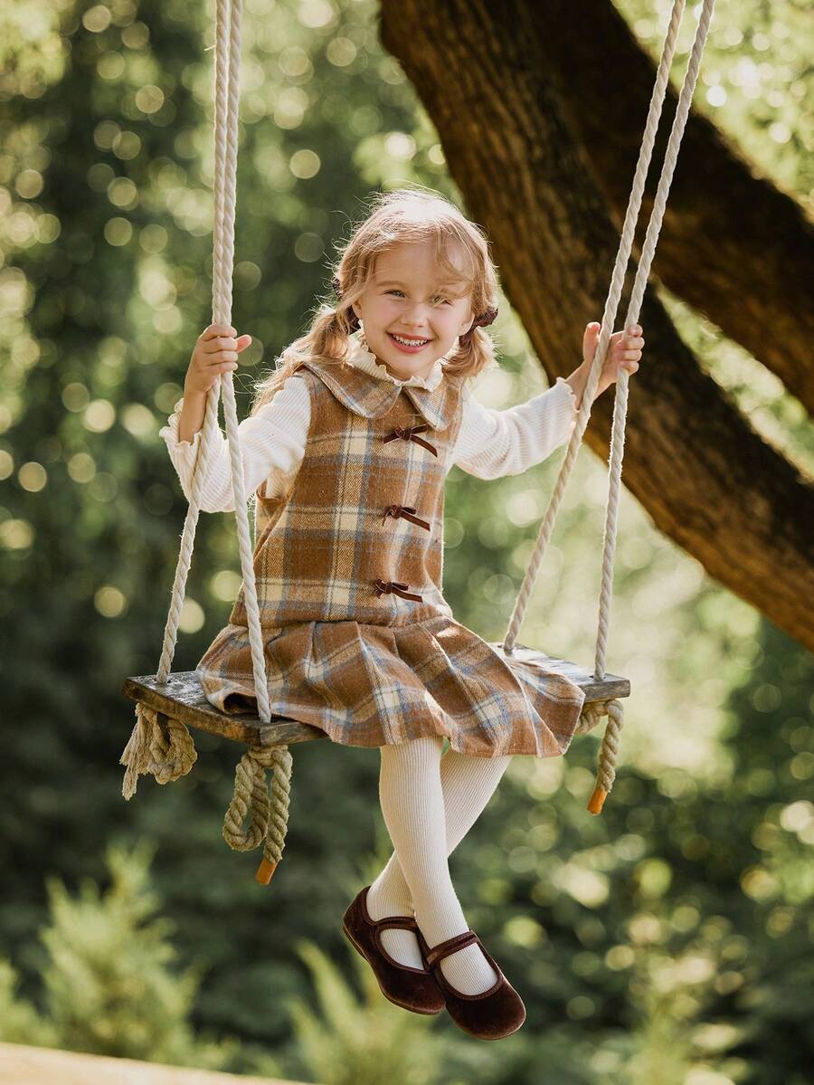 Vintaside Kids Conjunto de duas peças para menina, em tons de laranja apricot, composto por uma Top de gola alta de manga longa com listras e um vestido colete com gola de bebê xadrez, em estilo escolar para o início do ano letivo. O padrão xadrez clássico e retrô do tecido listrado, o colarinho fofo e brincalhão estilo Peter Pan e o acréscimo de um laço adicionam um toque doce. - Multicolorido - Visão 1