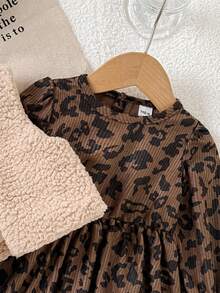 SHEIN Vintaside Kids 2件套幼儿女童田园风蓬松背心外套+灯芯绒泡泡袖连衣裙，可爱休闲日常装，厚实保暖，简约优雅，秋冬 - 鏽棕色 - 查看 4