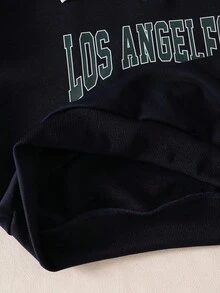 SHEIN 藏蓝色卫衣，白色领口，正面印有英文图案，搭配蓝色格纹百褶裙，学院风日常通勤必备单品，适合青少年女孩。