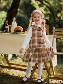 Vintaside Kids Conjunto de duas peças para menina, em tons de laranja apricot, composto por uma Top de gola alta de manga longa com listras e um vestido colete com gola de bebê xadrez, em estilo escolar para o início do ano letivo. O padrão xadrez clássico e retrô do tecido listrado, o colarinho fofo e brincalhão estilo Peter Pan e o acréscimo de um laço adicionam um toque doce. - Multicolorido - Visão 6