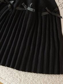 تنورة مبرمجة مزينة بفيونكة سوداء للبنات الصغيرات، بتصميم بسيط وجميل، من الأقمشة الناعمة والمريحة، مناسبة للاستخدام اليومي والخارجي والسفر والعطلات والمنزل وحضانة الأطفال في فصلي الخريف والشتاء، وأيضًا لحفلات عيد الميلاد والعودة للمدرسة والحفلات، وتناسب جميع الملابس