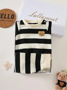 SHEIN Neugeborenen Jungen Schwarz-Weiß gestreiftes Top mit Rundhalsausschnitt und Langarm mit Teddybär Muster, kombiniert mit Hose in der gleichen Farbe, modisch, lässig, einfach und süß