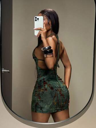 Slaydiva 2025 年夏季新品，适合生日派对、返校季、校园风、日常穿着、休闲装、度假装、邮轮旅行、海滩装、日光浴装、病毒式设计、露背系带、前中部镂空、性感露背、珍珠装饰、绿色植绒面料、紧身迷你连衣裙、女士夏装