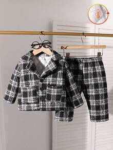 SHEIN 2 piezas Conjunto de traje a cuadros para niño pequeño, chaqueta y pantalones estilo caballero para bebé, conjunto de moda casual suave y cómodo, a cuadros clásicos en blanco y negro, ideal para salidas y fiestas, conjunto de moda para bebé niño, chaqueta a cuadros retro y pantalones casuales de moda, ¡gran regalo! Conjunto a cuadros para bebé niño, conjunto de 2 piezas para bebé niño, conjunto a cuadros para bebés niños, conjunto de invierno para bebé niño - Blanco y Negro - Ver 1