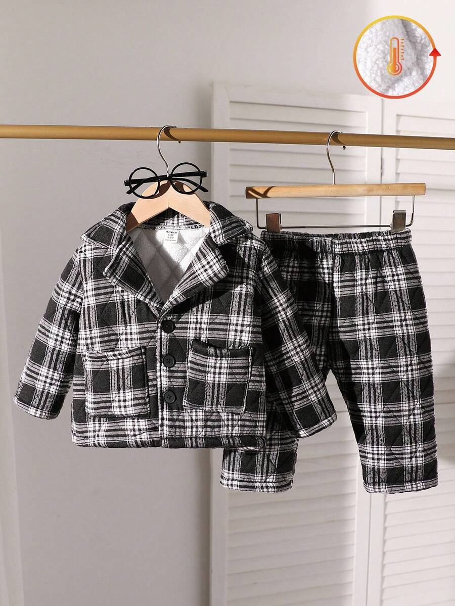 SHEIN 2 piezas Conjunto de traje a cuadros para niño pequeño, chaqueta y pantalones estilo caballero para bebé, conjunto de moda casual suave y cómodo, a cuadros clásicos en blanco y negro, ideal para salidas y fiestas, conjunto de moda para bebé niño, chaqueta a cuadros retro y pantalones casuales de moda, ¡gran regalo! Conjunto a cuadros para bebé niño, conjunto de 2 piezas para bebé niño, conjunto a cuadros para bebés niños, conjunto de invierno para bebé niño - Blanco y Negro - Ver 1