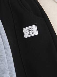 Genkimix Kids 2 件装年轻男孩休闲贴布装饰宽松裤，带有特殊英文含义贴布作为装饰，轻盈柔软的面料，适合上学、休闲外出、派对、公园、度假