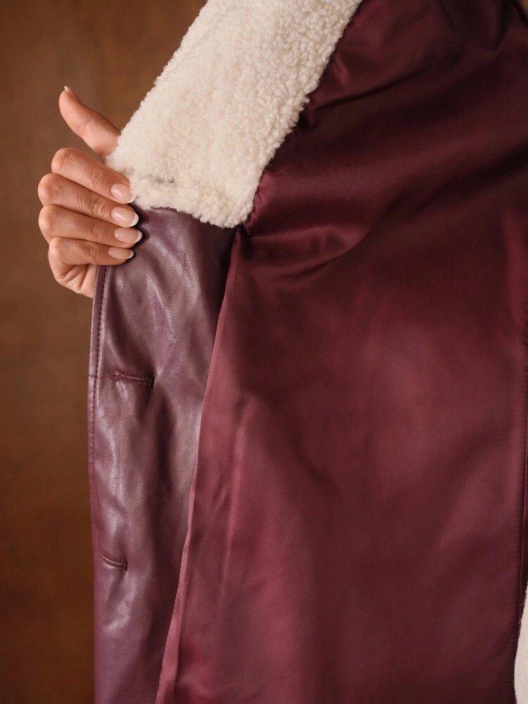 ABRIGO CON CUELLO DE PELUCHE CONTRASTANTE CON DETALLES DE STRASS