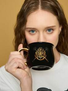 HARRY POTTER X SHEIN Tasse en céramique noire avec badge imprimé du collège (poignée dorée, ne passe pas au micro-ondes et couvercle non inclus), Poudlard, Harry Potter, cadeaux