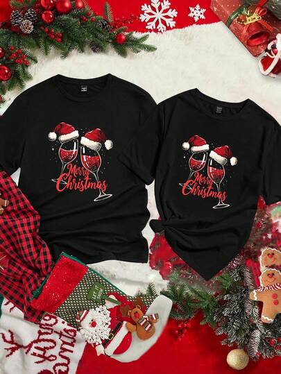 Manfinity Homme Tricou casual la modă cu imprimeu de pahar de vin și elemente de Crăciun, cu mânecă scurtă, croială slim fit neagră pentru bărbați de mărime mare