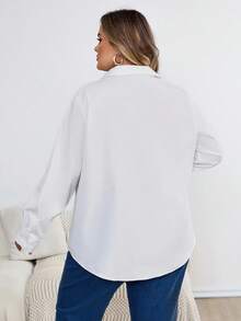 SHEIN CURVE+ Áo sơ mi công sở màu trắng dáng rộng cỡ lớn, thích hợp cho mùa xuân/hè 2025, kiểu dáng Ins, phù hợp cho mùa hè/đồng quê/kỳ nghỉ biển/trang phục đi biển/mùa thu/mùa đông. - trắng - Xem 2
