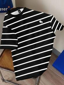 Claim Dot 男女通用经典黑白条纹马匹印花休闲 T 恤，时尚图案 T 恤 - 彩色 - 查看 1