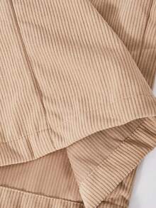 SHEIN Sparklyn 2 件套青少年女孩休闲百搭 T 恤和背带裤套装，简约白色 T 恤，罗纹面料背带裤，带口袋和刺绣标志，适合秋冬季外出、散步、购物、通勤 - 卡其色 - 查看 4