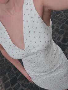 Turnttoni Vestido largo con cuello en V, cintura entallada y corte evasé con estampado floral diminuto con textura - Blanco - Ver 3