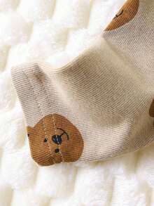 SHEIN 3 件套新生儿熊印花长袖上衣、连脚裤和帽子套装，秋冬家居服 - 摩卡棕 - 查看 4