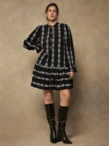 Freevana 大码女式系带领长袖几何印花休闲荷叶边下摆连衣裙 - 黑色 - 查看 1