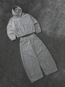 Manfinity EMRG Bộ 2 áo hoodie nam, thiết kế quần nỉ, dáng rộng thoải mái. Kiểu dáng hơi cũ, có nếp nhăn và dấu hiệu hao mòn tinh tế, mang đến vẻ ngoài cổ điển hoặc cũ kỹ. Trang phục thường ngày, thời trang, phù hợp để đi làm và mặc hàng ngày, quà tặng tuyệt vời cho bạn trai, trang phục mùa thu - Màu xám đen - Xem 2