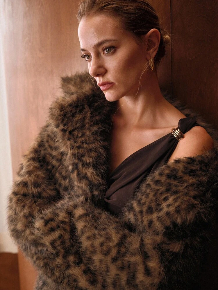 Cappotto in pelliccia ecologica leopardata con collo a bavero