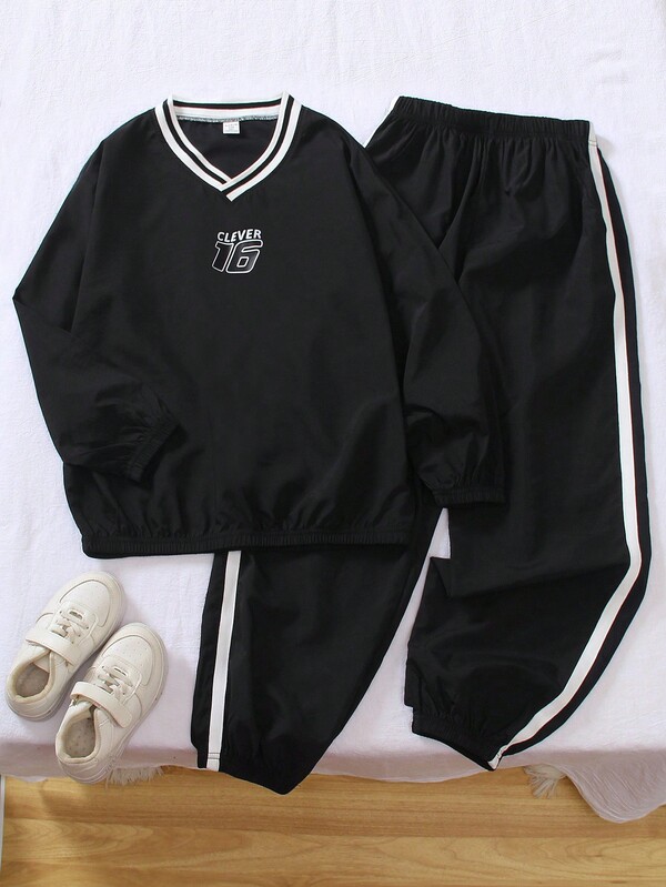 Genkimix Kids Nouveau Ensemble T-shirt à manches longues col V ample avec imprimé lettres et pantalon ample à revers pour garçons pré-adolescents. Le T-shirt présente un design de col côtelé noir et blanc distinctif avec une impression de lettres significative, associé à un pantalon ample, doux et confortable avec des revers. Mode, polyvalent et pratique, très adapté pour que les garçons le portent au quotidien, comme aller à l'école, jouer dans la communauté ou faire du shopping.