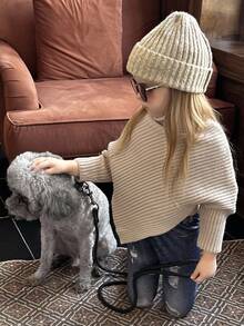 女童保暖杏色高领长袖针织毛衣，少女时尚休闲不对称下摆套头衫，舒适保暖，柔软亲肤