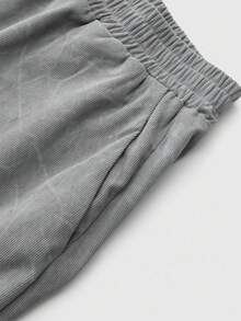 Manfinity EMRG Bộ 2 áo hoodie nam, thiết kế quần nỉ, dáng rộng thoải mái. Kiểu dáng hơi cũ, có nếp nhăn và dấu hiệu hao mòn tinh tế, mang đến vẻ ngoài cổ điển hoặc cũ kỹ. Trang phục thường ngày, thời trang, phù hợp để đi làm và mặc hàng ngày, quà tặng tuyệt vời cho bạn trai, trang phục mùa thu - Màu xám đen - Xem 4