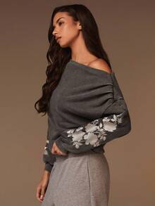 Athîral Blusa feminina cinza carvão com decote assimétrico de um ombro só | Tecido macio e respirável, decote assimétrico inclinado, comprimento alongado ideal para o outono e inverno, mangas compridas com ombros caídos, punhos canelados e bordado floral, estilo romântico perfeito para o escritório, esportes ao ar livre, home office, passeios com as amigas e para o dia a dia. - Cinza - Ver 1