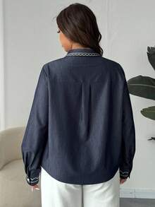 Dazy Plus Camisa Casual Azul de Manga Longa Solta com Colarinho Virado e Bordado Floral para Mulheres Plus Size, Primavera/Outono - Azul Marinho - Visão 2