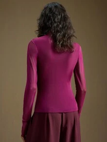 Ontre Áo sơ mi nữ tay dài cổ cao màu đỏ tía, trang phục công sở thanh lịch, sang trọng, phong cách thành thị hiện đại, hơi hướng cổ điển nhẹ nhàng, chất liệu cao cấp, dễ phối đồ. - Màu Đỏ Sâu - Xem 4