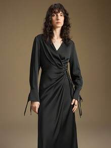 Ontre 女式黑色缎面高光面料衬衫领 V 领交叉系带腰部设计长裙，优雅精致的都市休闲商务装扮，低调奢华的氛围，高品质机场/巡航装，百搭四季派对礼服 - 黑色 - 查看 6