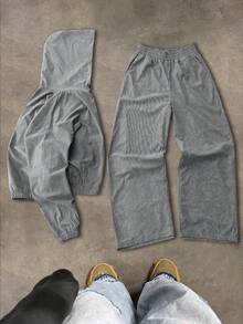 Manfinity EMRG Bộ 2 áo hoodie nam, thiết kế quần nỉ, dáng rộng thoải mái. Kiểu dáng hơi cũ, có nếp nhăn và dấu hiệu hao mòn tinh tế, mang đến vẻ ngoài cổ điển hoặc cũ kỹ. Trang phục thường ngày, thời trang, phù hợp để đi làm và mặc hàng ngày, quà tặng tuyệt vời cho bạn trai, trang phục mùa thu - Màu xám đen - Xem 1