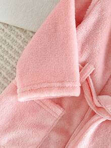 SHEIN Baby Girls' Flannel Robe, Autumn/Winter Fleece Sleepwear, Girls' Casual Minimalist Homewear, Pink Long Sleeve Long Robe With Embroidered Front, Back, Hem Pockets, Tie Waist, Comfortable Loungewear