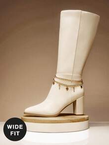 SHUZIA #WideCalf 女士魅力链条装饰尖头粗跟及膝靴 - 适合曲线女孩的时尚靴子和别致的秋季造型 - 白色 - 查看 2