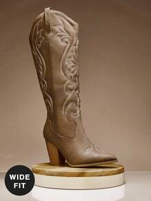 SHUZIA #宽筒女式复古刺绣图案尖头粗跟过膝PU做旧棕褐色牛仔靴 - 流畅线条，永不过时的牛仔风情，宽筒设计 - 卡其色 - 查看 3