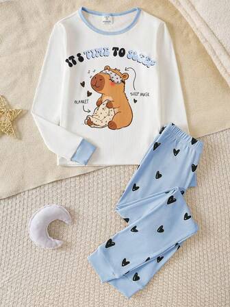 女童舒适睡衣套装，含长裤和长袖上衣，柔软有弹性的面料上印有可爱图案，适合日常穿着