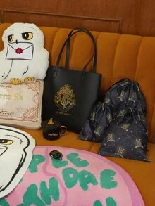 HARRY POTTER X SHEIN Tasse en céramique noire avec badge imprimé du collège (poignée dorée, ne passe pas au micro-ondes et couvercle non inclus), Poudlard, Harry Potter, cadeaux