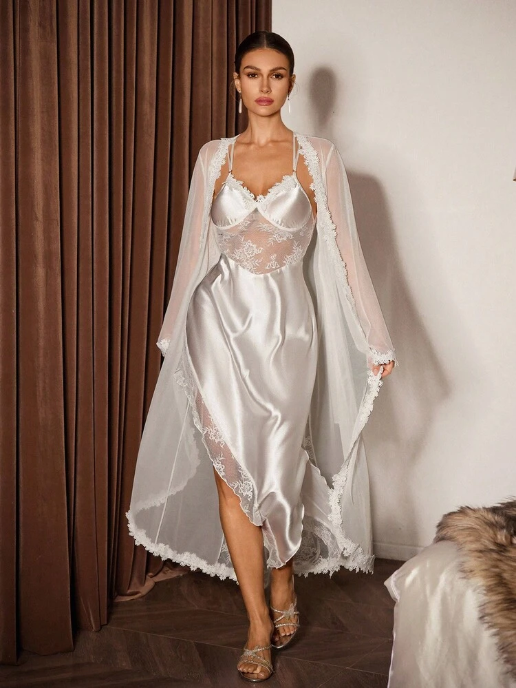 Slumberist مجموعة ثوب نوم وردة من الساتان والدانتيل، مع تصميم ظهر متقاطع وحافة مموجة - أبيض - مشاهدة 4