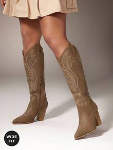 SHUZIA #宽筒女式复古刺绣图案尖头粗跟过膝PU做旧棕褐色牛仔靴 - 流畅线条，永不过时的牛仔风情，宽筒设计 - 卡其色 - 查看 4