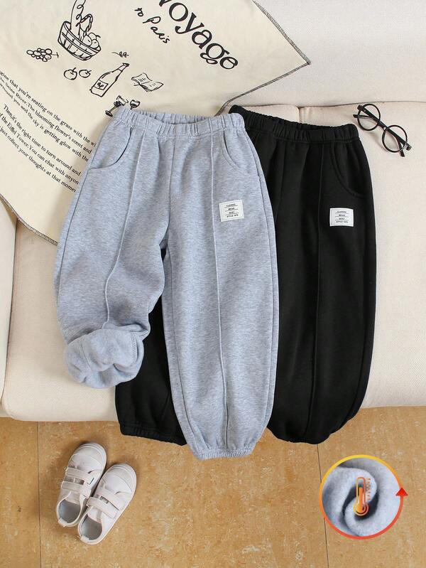 Genkimix Kids 2 件装年轻男孩休闲贴布装饰宽松裤，带有特殊英文含义贴布作为装饰，轻盈柔软的面料，适合上学、休闲外出、派对、公园、度假