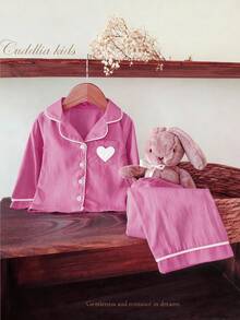 女婴棉质舒适长袖开衫上衣，带心形刺绣口袋和裤子家居服套装，可爱时尚，春秋