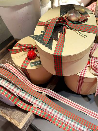 圣诞礼盒领带，搭配独特的格纹装饰，色彩鲜艳又实用，是馈赠亲友的理想装饰品，也可作为客厅的装饰品。